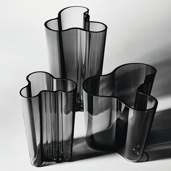 Iittala Vase Aalto 251 mm, Gris Foncé 4 Iittala Vase Aalto 251 mm, Gris Foncé – Image 2