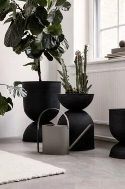 Ferm LIVING Pot Hourglass, Modèle M, Noir -Magasin De Rénovation Domiciliaire 17 9964