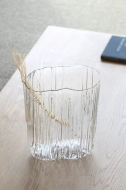 Antrei Hartikainen Vase Melt, Modèle XL, Transparent -Magasin De Rénovation Domiciliaire Antrei Hartikainen Melt vases XL size clear Photo by Antrei Hartikainen 62