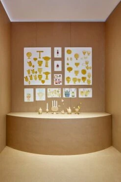 Artek Vase Easter Dog -Magasin De Rénovation Domiciliaire Artek Milan exhibition photo Daniele Ansidei 4 1