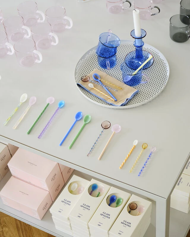 HAY Bougeoir Moyen Flare, Bleu Clair Avec Bord Rouge – Image 6