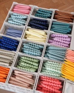 HAY Bougies Twist, Lot De 6, Rose Foncé - Dark Peach - Citrus -Magasin De Rénovation Domiciliaire Candle Spiral Candle Twist Candle Conical 01 1