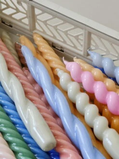 HAY Bougies Long Twist, Lot De 6, Lilas - bleu Clair - dark Peach -Magasin De Rénovation Domiciliaire Candle family 01