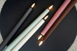 Uyuni Lighting Bougie Conique LED, 2 pièces, Vanille -Magasin De Rénovation Domiciliaire Colour Tapers with a Black Background large 1