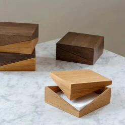 Spring Copenhagen Coffret Diplo, Chêne Teinté Foncé -Magasin De Rénovation Domiciliaire Diplo stained oak studiobaki Spring Copenhagen 2