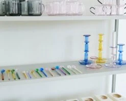 HAY Bougeoir Moyen Flare, Rose Avec Bord Bleu -Magasin De Rénovation Domiciliaire Glass Spoons family Flare Tall light blue with red rim Flare Medium pink with blue rim 2