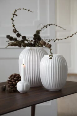 Kähler Vase Hammershøi 200 mm, Blanc -Magasin De Rénovation Domiciliaire Hammershi Vase H250 and H200 White and Candleholder H65 White