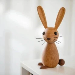 Spring Copenhagen Figurine Jumper The Bunny 9 Spring Copenhagen Figurine Jumper The Bunny -Magasin De Rénovation Domiciliaire Jumper mencke vagnbye Spring Copenhagen wood Rabbit Holz Hase Ostern mood 2048 1080x