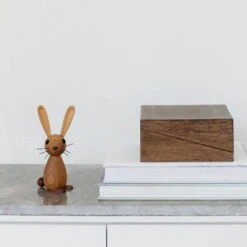 Spring Copenhagen Figurine Jumper The Bunny 8 Spring Copenhagen Figurine Jumper The Bunny -Magasin De Rénovation Domiciliaire Jumper mencke vagnbye Spring Copenhagen wood Rabbit Holz Hase Ostern mood3 2048 1080x
