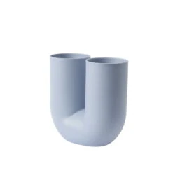 Muuto Vase Kink, Bleu Clair -Magasin De Rénovation Domiciliaire Kink vase light blue angle Muuto 5000x5000 hi res