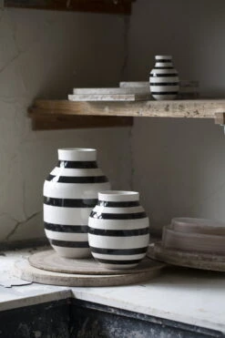 Kähler Vase Omaggio, Modèle Moyen, Noir -Magasin De Rénovation Domiciliaire Omaggio Black H305 H200 and H125