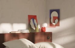 Petite Friture Miroir Wander, 40 x 55 cm, Violet - Rouge Brun -Magasin De Rénovation Domiciliaire PETITE FRITURE 3D LIFESTYLE VICTOR ROUSSEL 2022 06 Chambre 5K