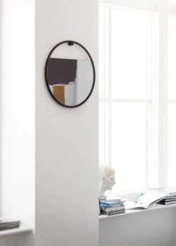 Northern Miroir Circulaire Peek, Petit Modèle -Magasin De Rénovation Domiciliaire Peek circular near window Northern photo Chris Tonnesen High res