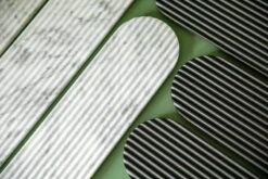 Northern Planche De Service Podium, 65 cm, Marbre Blanc Mélangé -Magasin De Rénovation Domiciliaire Podium black white closeup landscape Northern ph PO Solvberg High res