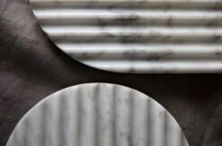 Northern Planche De Service Podium, 65 cm, Marbre Blanc Mélangé -Magasin De Rénovation Domiciliaire Podium white closeup Northern ph PO Solvberg High res 1