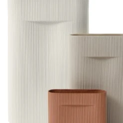 Muuto Vase Ridge, 35 cm, Beige -Magasin De Rénovation Domiciliaire Ridge vase terracotta beige off white detail Muuto 5000x5000 hi res