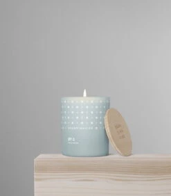 Skandinavisk Grande Bougie Parfumée Avec Couvercle, ØY 13 Skandinavisk Grande Bougie Parfumée Avec Couvercle, ØY -Magasin De Rénovation Domiciliaire SKANDINAVISK styling 20102 Y 200g