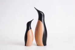 Architectmade Petite Figurine Penguin -Magasin De Rénovation Domiciliaire Small and Large Penguin light background