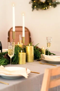 Uyuni Lighting Bougie Conique LED, 2 pièces, Nordic White -Magasin De Rénovation Domiciliaire Taper Pillar Candles metallic gold Christmas table setup 2