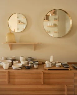 Lokal Helsinki Miroir Vino 60, Laiton, Extérieur -Magasin De Rénovation Domiciliaire VINO iinavuorivirta lokalhelsinki2022 2