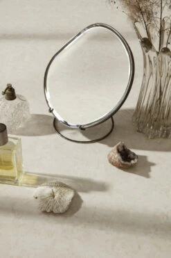 Ferm LIVING Miroir De Table Pond, Chrome Foncé -Magasin De Rénovation Domiciliaire fermLIVING AW21 PondTableMirrorDarhChrome image