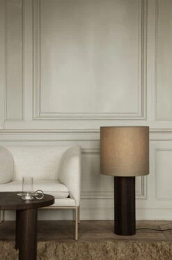 Ferm LIVING Bougeoir Luce, Transparent 10 Ferm LIVING Bougeoir Luce, Transparent -Magasin De Rénovation Domiciliaire fermLIVING AW21 PostFloorLampBaseLines EclipseLampshadeLarge image