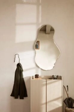 Ferm LIVING Miroir Pond, Grand Modèle -Magasin De Rénovation Domiciliaire fermLIVING SillCupboardLow PondMirrorLarge image 1