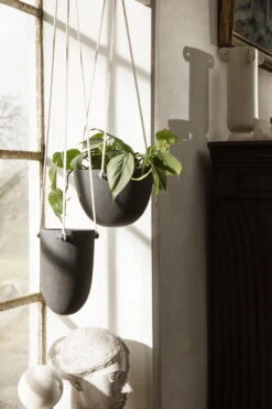 Ferm LIVING Grand Pot Suspendu Speckle, Gris Foncé -Magasin De Rénovation Domiciliaire fermLIVING SpeckleHangingPot image